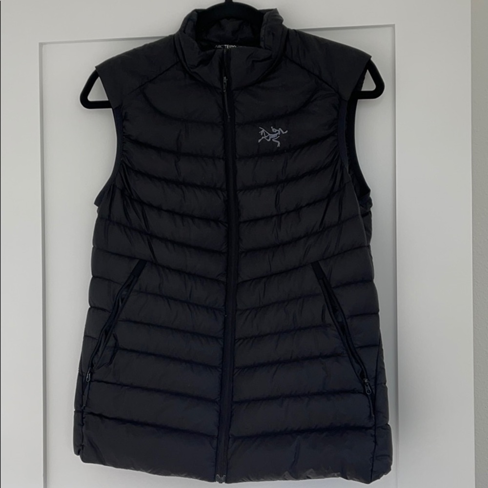 Arcteryx Black puffer vest - Size Medium